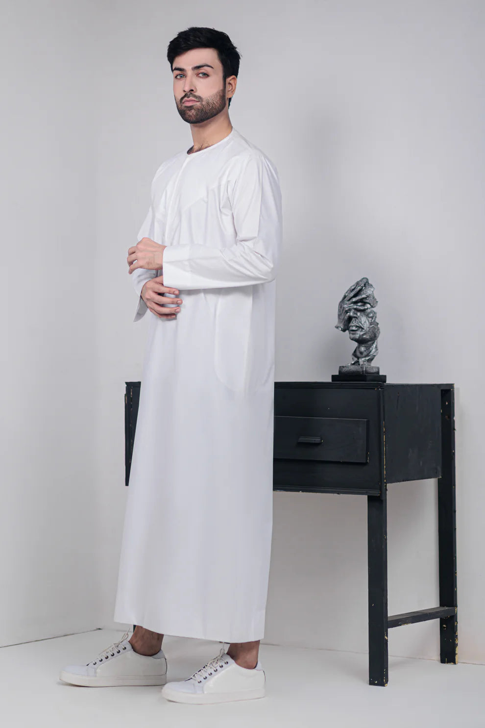 Aamsah premium white thobe for men featuring imported spun fabric, elegant Emirati design, and finest quality stitching – perfect for formal and casual occasions in the USA. Competes with top brands like Alhannah Islamic Clothing and Modest Threads.