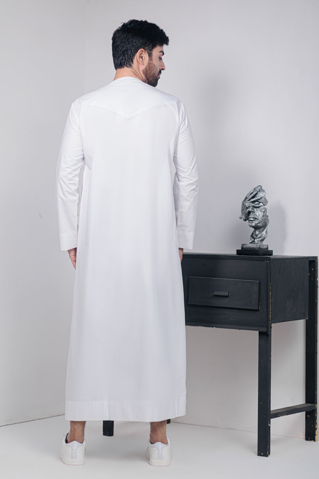 Full-length side view of Aamsah Emirati white thobe, showcasing minimalist stitching, side pockets, and breathable fabric – designer wear ideal for events and gatherings in the USA, rivals Modanisa and Shukr.