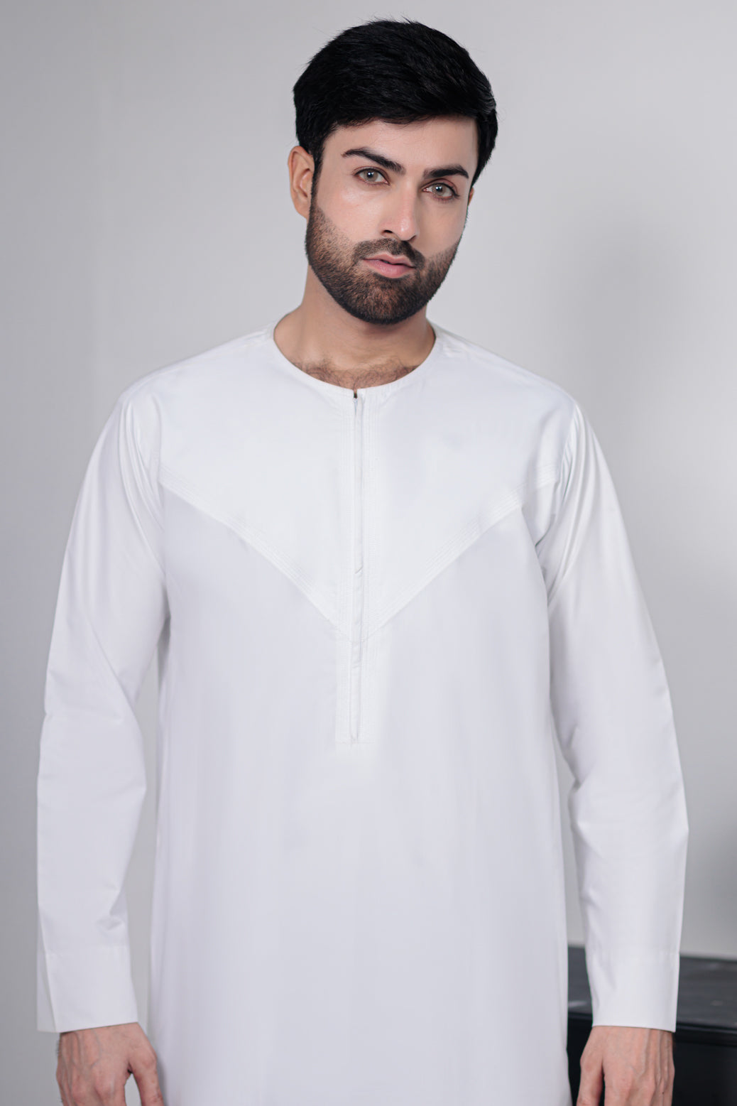 Back view of Aamsah’s white traditional thobe for men, highlighting high-quality craftsmanship and lightweight fabric for ultimate comfort – designed to compete with leading brands in the USA such as Jubbas and Sunnah Style.